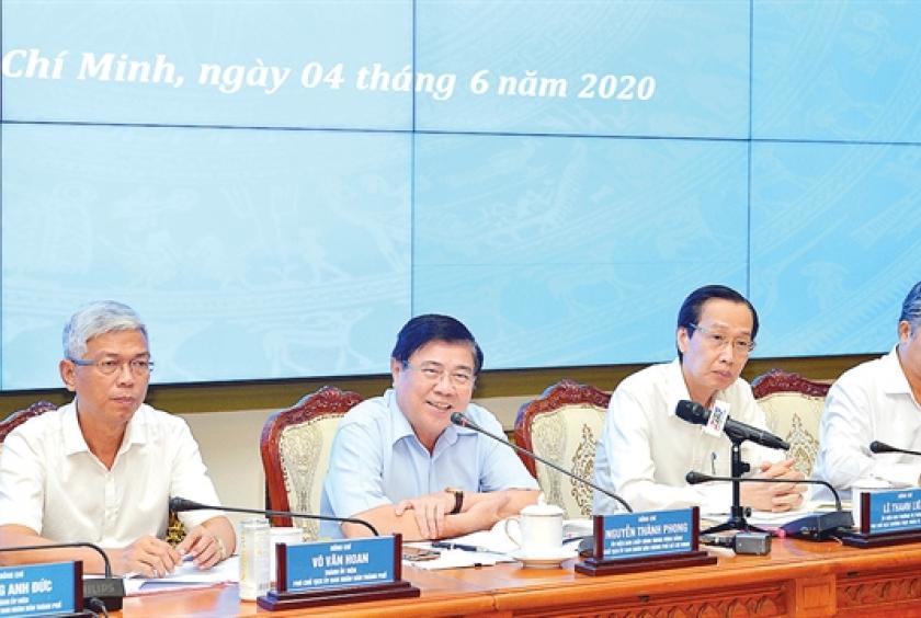 Nguyễn Thành Phong (second from left), chairman of the HCM City People’s Committee, speaks at a meeting held yesterday to review the city’s socio-economic situation in the first five months. —Photo sggp.org.vn