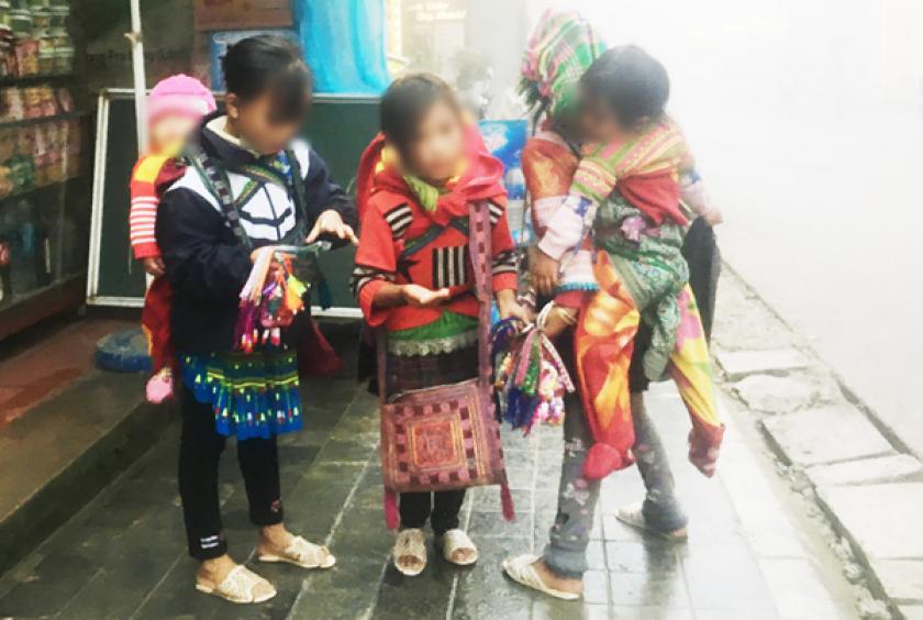 Children sell souvenirs in Sapa Town, the northern mountainous province of Lào Cai. — Photo baolaocai.vn