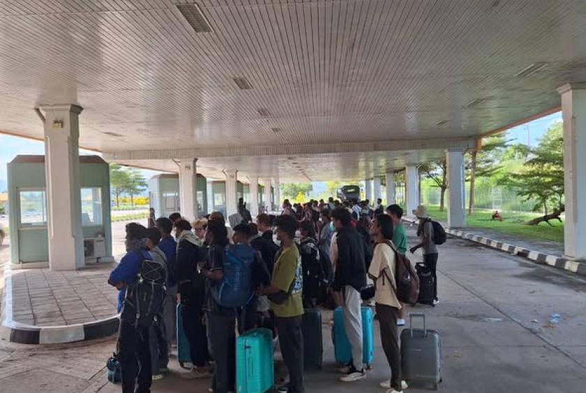 ■ Foreigners fleeing from Myawaddy to Thailand are seen. (Photo: Khaosod)