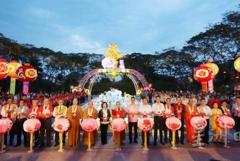 Guest of honours launch the lantern festival at Dong Zen Temple.