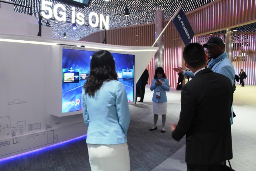 A visitor learns about Huawei’s 5G products and solutions at the firm’s booth at MWC19 in Barcelona, Spain (Photo- KhineKyaw, Myanmar Eleven)