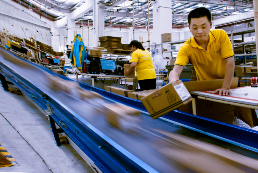 Employees of Suning Logistics, a business unit of Suning Holdings Group Ltd, work at one of its logistic facilities in Shanghai in September, 2018. [Photo provided to chinadaily.cm.cn]