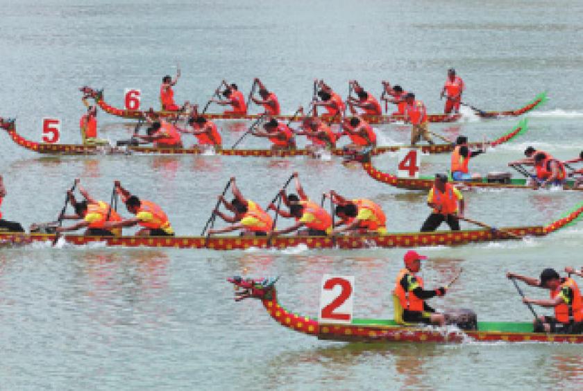 Fifty-six crews participate in the 14th China-Asian dragon boat racing in Nanning, Guangxi Zhuang autonomous region. [Photo by MO YUN/FOR CHINA DAILY] 