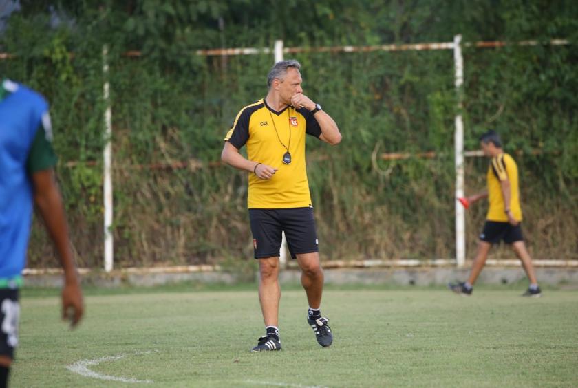 Myanmar head coach Mr Antoine Hey is in a training session. (MFF) 