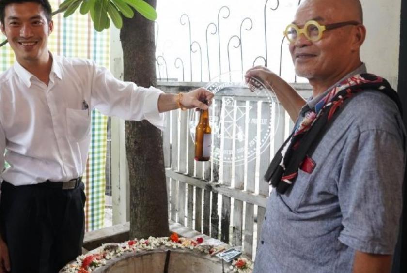 Junta foe Thanathorn Juangroongruangkit and art critic Thanom Chapakdee lay a commemorative plate inscribed with the words “Aesthetics of Resistance” at the launch of the Manifesto by Maielie gallery in Khon Kaen on June 24, 2019