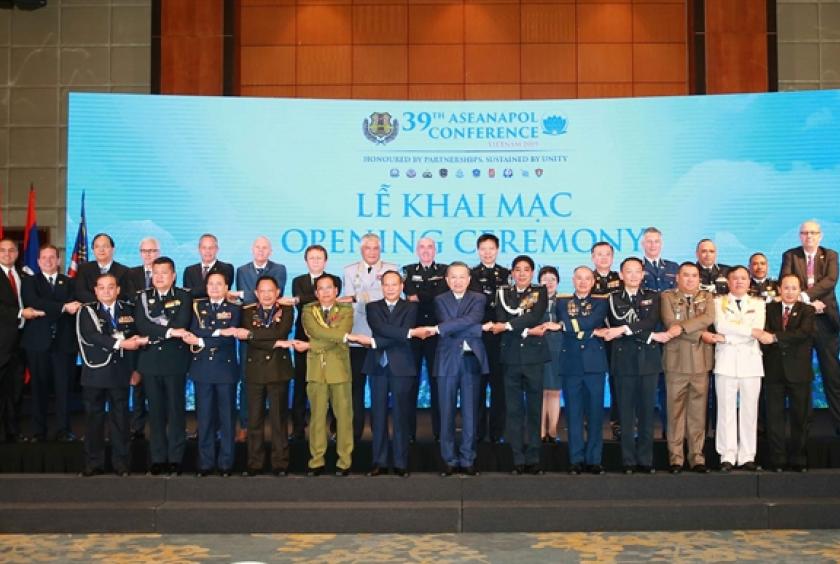 General Tô Lâm, Minister of Public Security, takes photo with other participants of the 38th ASEAN Chiefs of Police Conference held in Hà Nội on Wednesday. — VNA/VNS Photo Doãn Tấn 