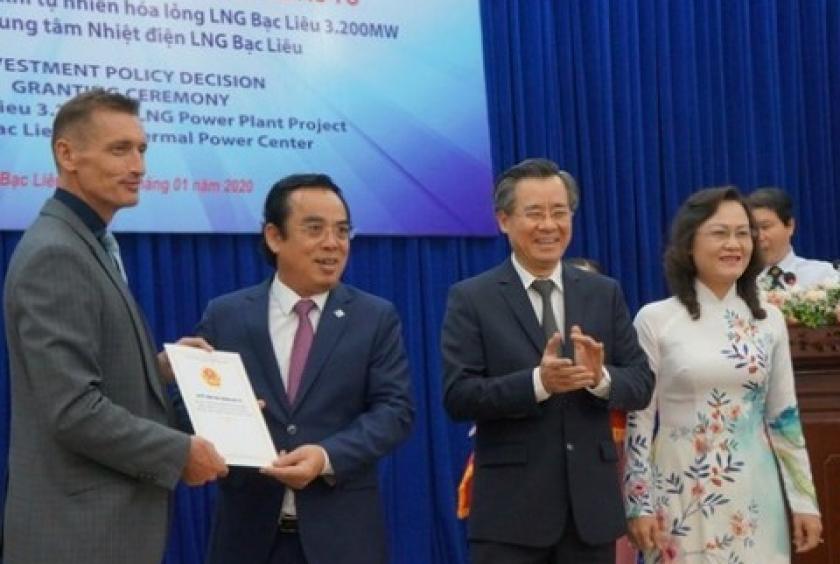 Chairman of Bac Lieu People's Committee Duong Thanh Trung (second from left) hands over the investment certificate to the investor's representative. Photo sggp.org.vn