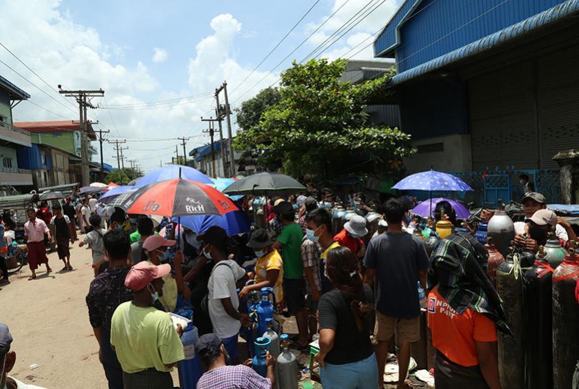 People seen queuing to fill up oxygen in front of an oxygen plant on July 29 (Photo-Thiha Aung)
