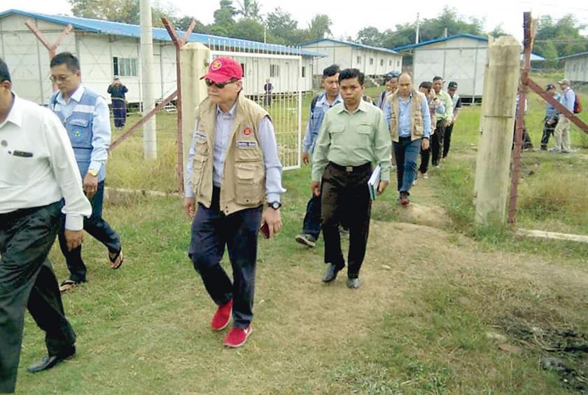 ASEAN Secretary General Lim Jock Hoi and delegation visit Taungpyoletwe camp in December 2018. (Photo-Win Maung) 