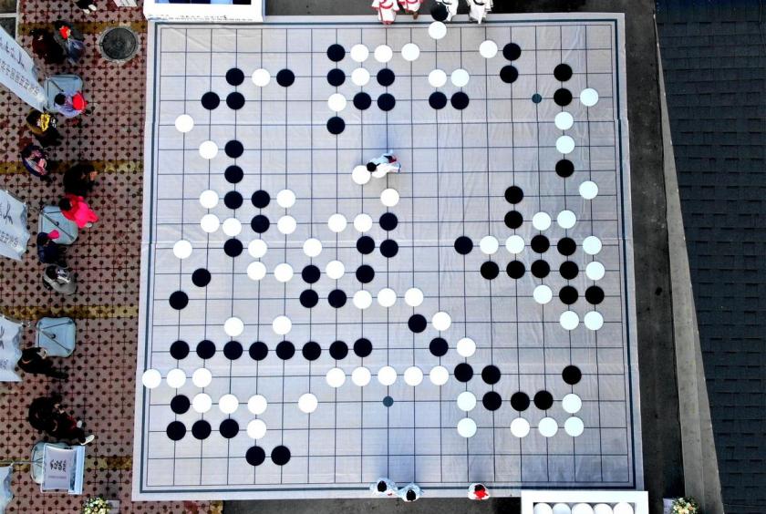 An amateur Go competition held in Luoyang, Henan province, in November featured a giant board, with each player fielding pieces 40 centimeters in diameter. WANG ZHONGJU/CHINA NEWS SERVICE