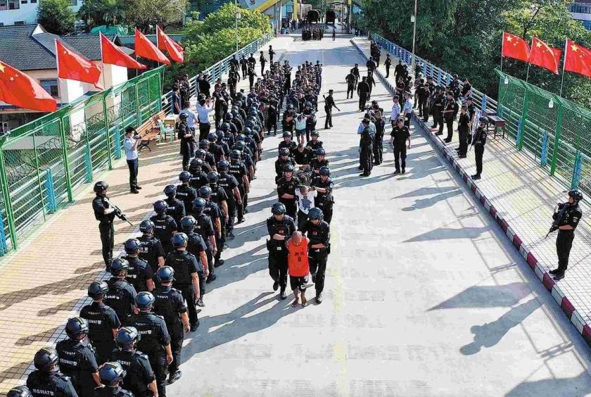 Suspects involved in telecom fraud are handed over to Chinese police at a border pass in China's Yunnan province on Sept 16, 2023. (PHOTO / CHINA DAILY)