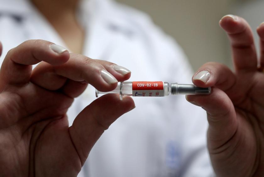 A nurse holds a dose of China's CoronaVac before administering it to a volunteer at Emilio Ribas Institute in Sao Paulo, Brazil, July 30, 2020. [Photo/Agencies]
