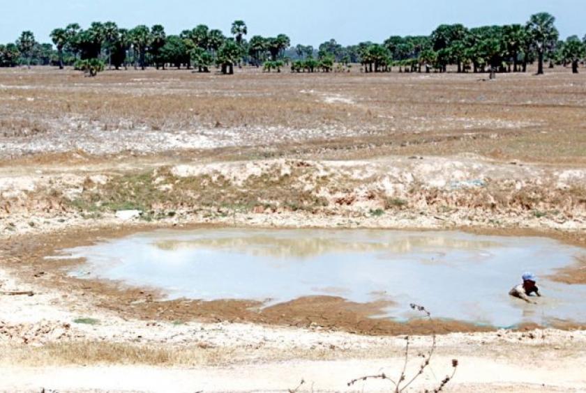 A pond in Banteay Meanchey province runs dry last year. Heng Chivoan
