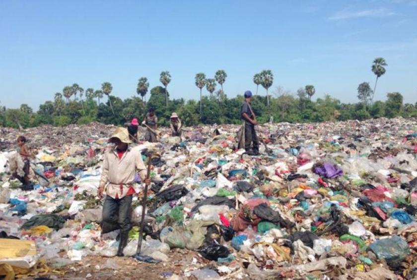 Nearly 50 families living near a rubbish dump in Siem Reap province’s Prasat Bakong district on Tuesday say the site is causing people to fall sick and producing a strong smell. FACEBOOK