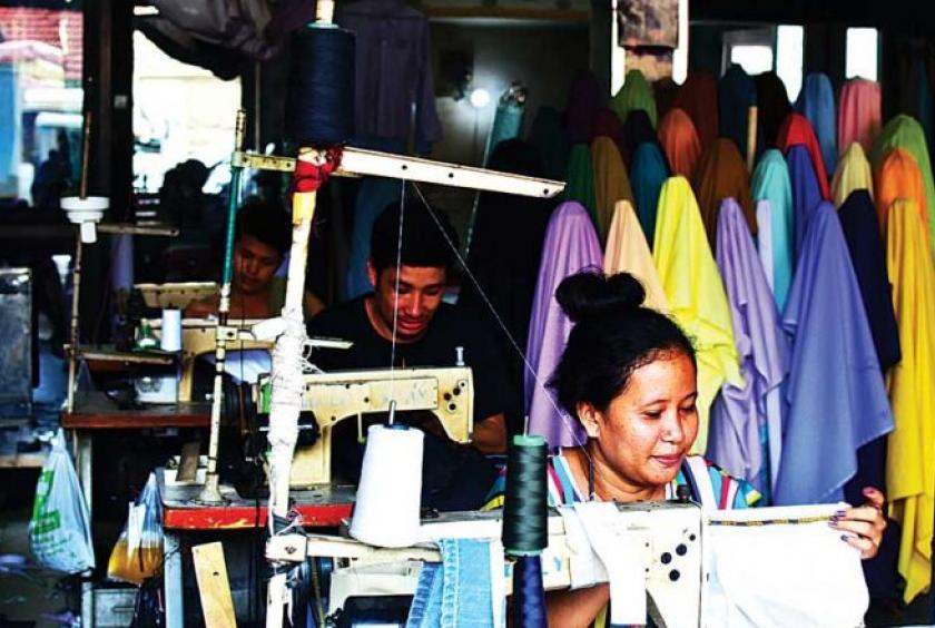 Seamsters work in Phnom Penh’s Olympic commune on Sunday. The World Bank has announced that EU tariffs on the Kingdom’s exports to the bloc could cost Cambodia up to $654 million per annum. Alastair mccready