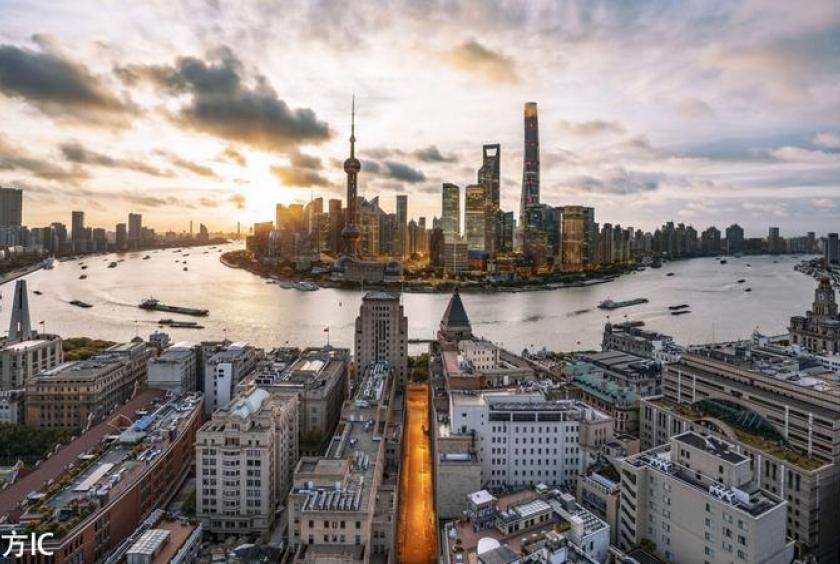 A panoramic sunrise view of the Bund along the Huangpu River in Puxi and the Lujiazui Financial District in Shanghai's Pudong New Area, Aug 20, 2018. (PHOTO / IC)