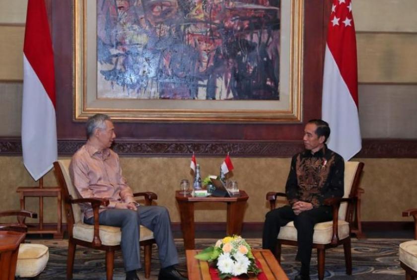 Prime Minister Lee Hsien Loong meeting Indonesian President Joko Widodo at a retreat in Bali in October 2018.PHOTO: MCI