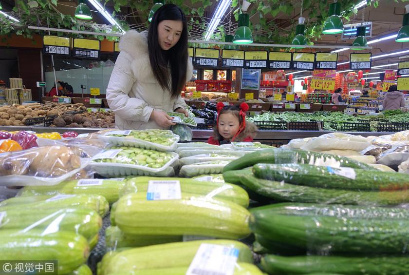 Consumers buy vegetable at a supermarket in Fuyang, East China's Anhui province on Feb 15, 2019. [Photo/VCG]