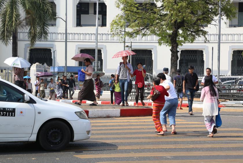 Commuters seen under the scorching heat (Photo-Kyi Naing)