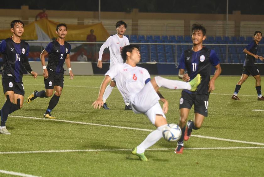 Myanmar competes against Cambodia in a match in Group A of SEA Games (Photo-Nyi Nyi Soe Nyunt)