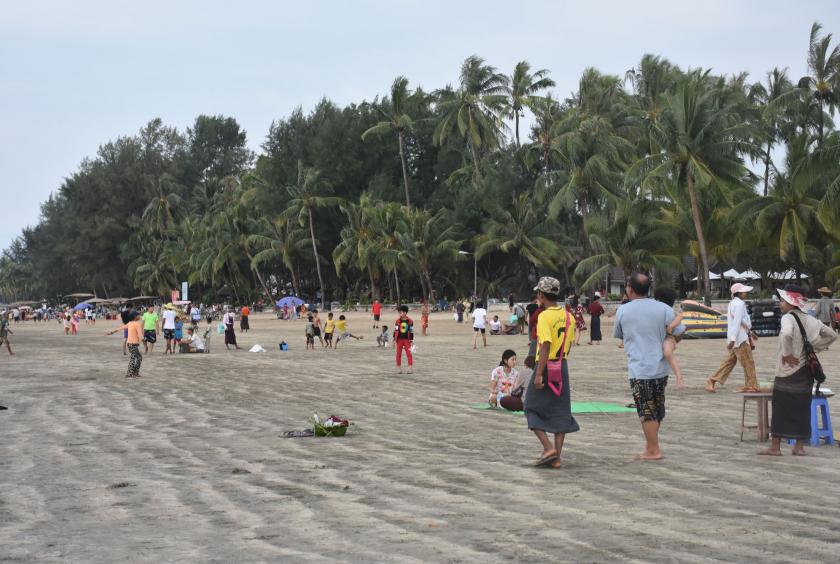 Holidaymakers in Chaungthar Beach