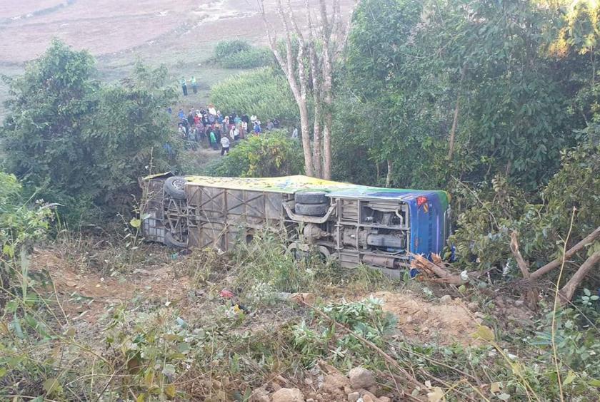 The bus plunged into the ravine in Ramree (Photo-Pho Maung)