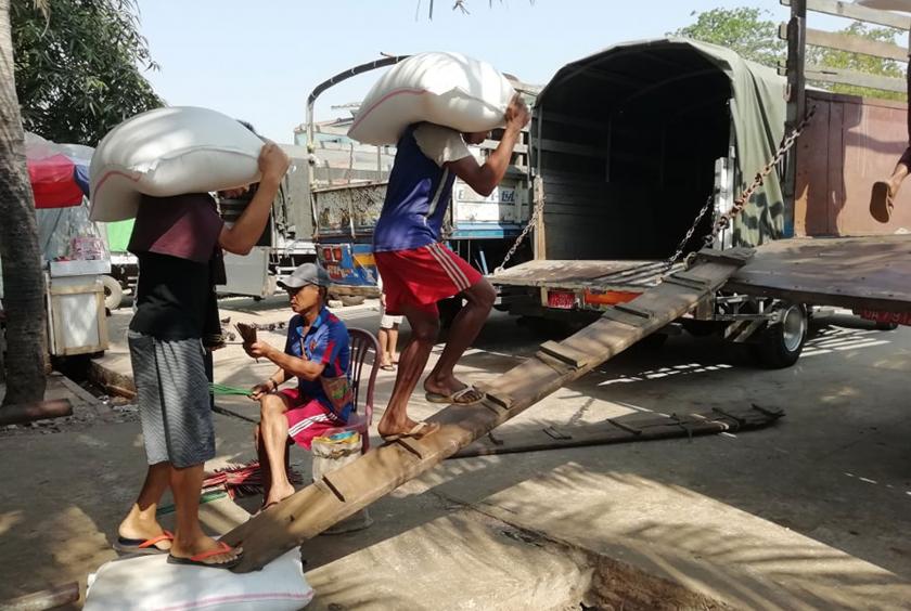Rice bags are being uploaded to trucks in Wadan wharf (Photo-Zeya Nyein)