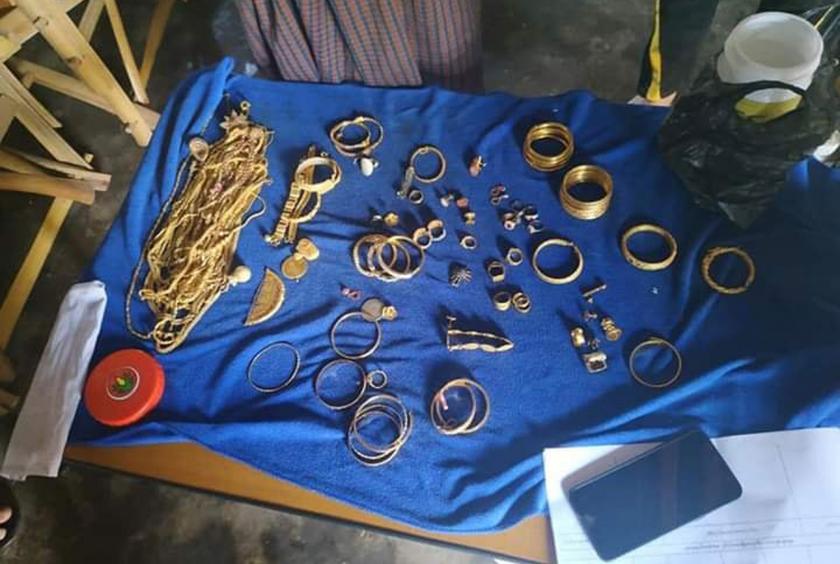 Gold jewellery seized by police