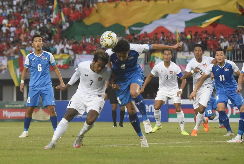 Winger Maung Maung Lwin tried to score with a header (Photo-Nyi Nyi Soe Nyunt)