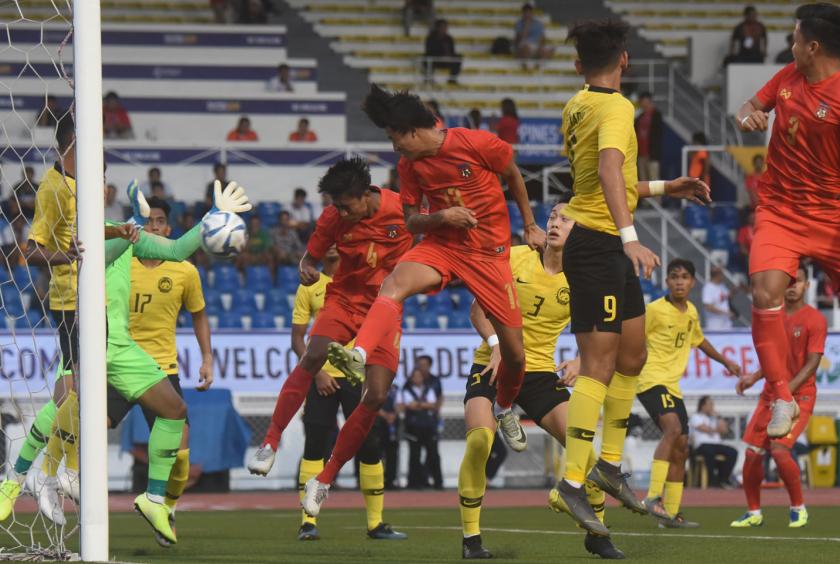 Defender Soe Moe Kyaw headed the opening goal for Myanmar U-22 team (Photo-Nyi Nyi Soe Nyunt)