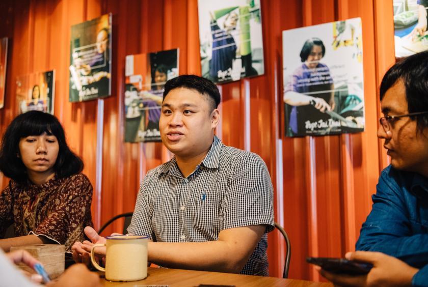 Daniel Teh, founder and executive director of Pope Jai Pte Ltd (centre), explains to a group of Asean journalists why he hires the disabled in his Thai restaurant in Singapore (Photo courtesy of SIF)
