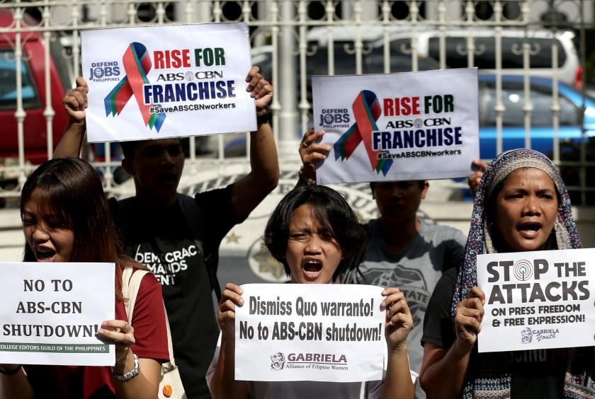 DEFEND JOBS’ Militant organizations, including the feminist group Gabriela, join calls for the renewal of the ABS-CBN franchise and the dismissal of the quo warranto petition filed against the network by Solicitor General Jose Calida, in a rally outside the Supreme Court compound in Manila on Wednesday.—RICHARD A. REYES  