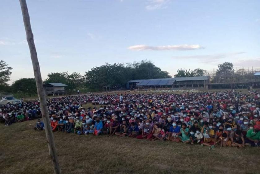 Photo shows local villagers displaced by clashes 