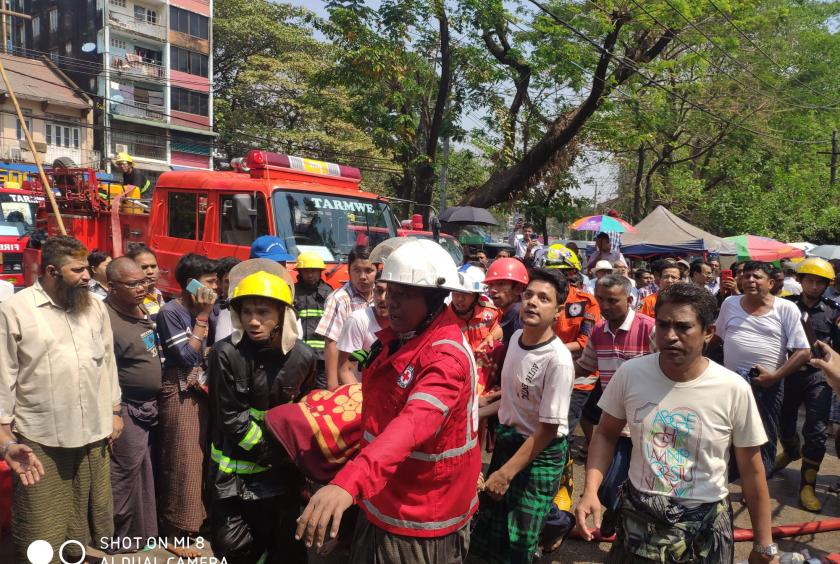 A dead body being carried to be sent to hospital (Photo-Maugon Lankyle Parahita Youth Group) 