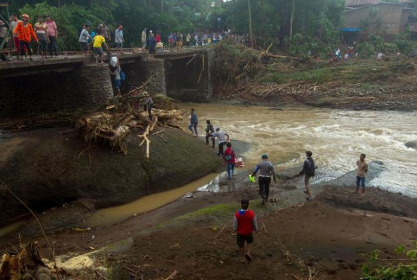 Death toll from Indonesia floods, landslides climbs to 68 # ...