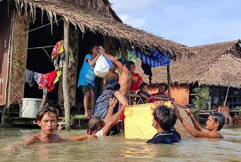 Donors distributing food to flood victims in Mawlamyine Township in early August. 