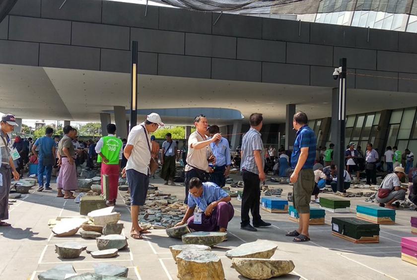 A gems sale in progress in Mandalay (Photo-Le Le Aung)