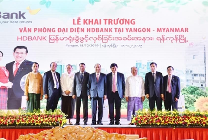 Prime Minister Nguyễn Xuân Phúc and high ranking officials from Việt Nam and Myanmar at the inauguration of HDBank’s representative office in Myanmar on December 18. — Photo courtesy of HDBank