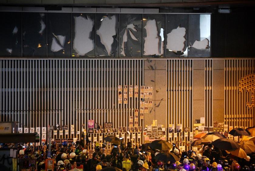 Protesters attempting to break into a government complex in Hong Kong on Sept 28, 2018. ST PHOTO: CHONG JUN LIANG