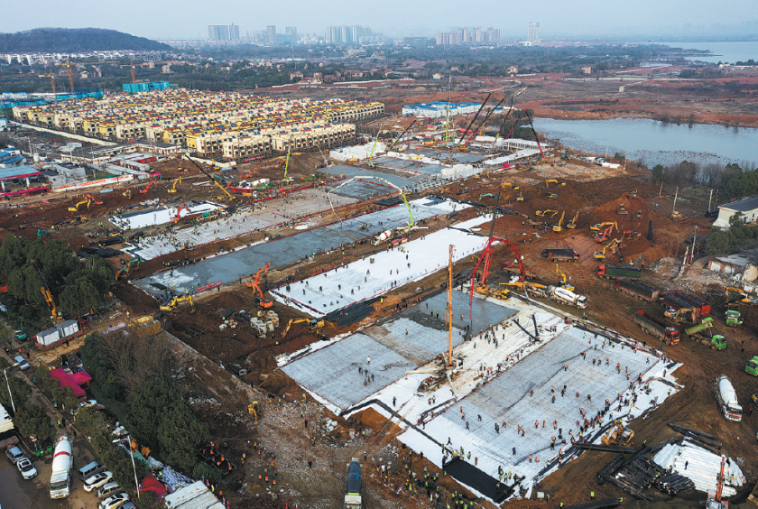 An aerial photo taken on Tuesday shows the construction site of Huoshenshan Hospital in Wuhan, Hubei province. PHOTO BY SHI YI / FOR CHINA DAILY