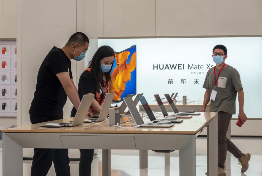 The global flagship store of Huawei Technologies Co in Shanghai. [Photo by Wang Gang/ For China Daily] 