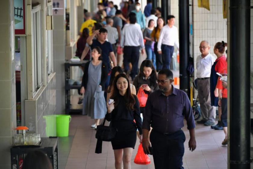 Office workers buying food to go at Amoy Street Food Centre on March 26, 2020.ST PHOTO: NG SOR LUAN