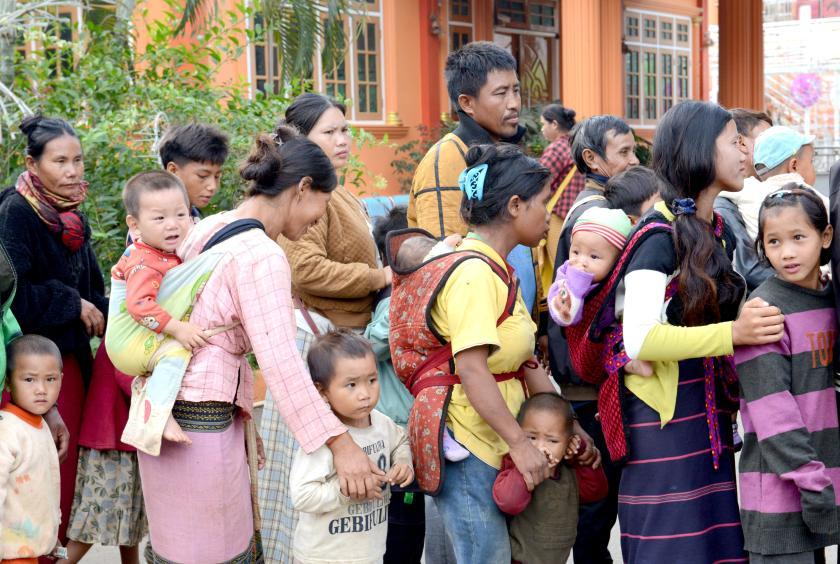 Children among those war refugees fleeing to Lashio. 