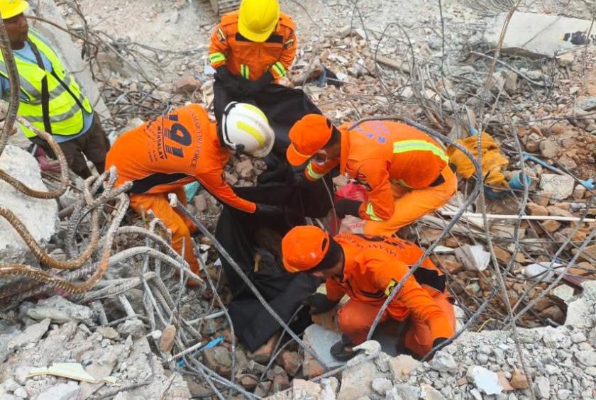 Myanmar Fire Services Department carries out clearance operations at a building damaged by the earthquake.  (Photo-MFSD)
