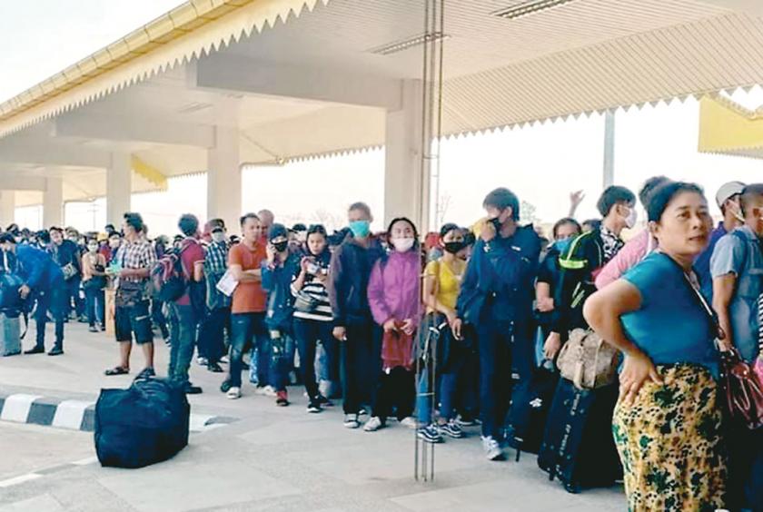 Myanmar returnees are waiting in line at Myanmar-Thai Friendship Bridge-2 on 22 March. (Photo-Ko Shwe Thein)