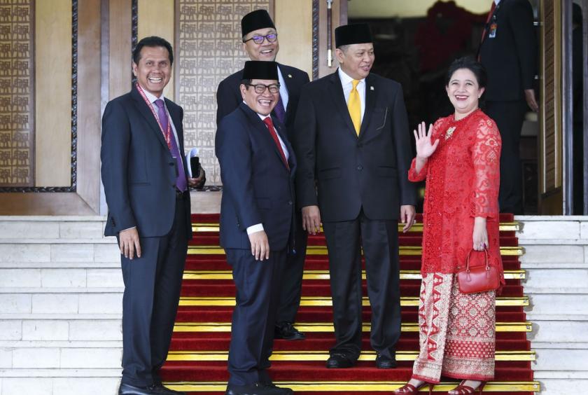 The acting House of Representatives speakers and all party representatives agreed on Tuesday during a closed-door meeting in the House Legislation Body to elect first president Sukarno's granddaughter, Puan Maharani (right), as the House speaker. (Antara /Galih Pradipta)