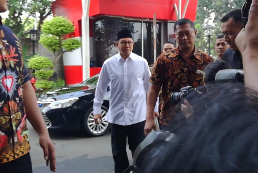 Religious Affairs Minister Lukman Hakim Saifuddin arrives at the Corruption Eradication Commission (KPK) headquarters in Jakarta on Wednesday to be questioned as a witness. (kompas.com/Dylan Aprialdo Rachman 