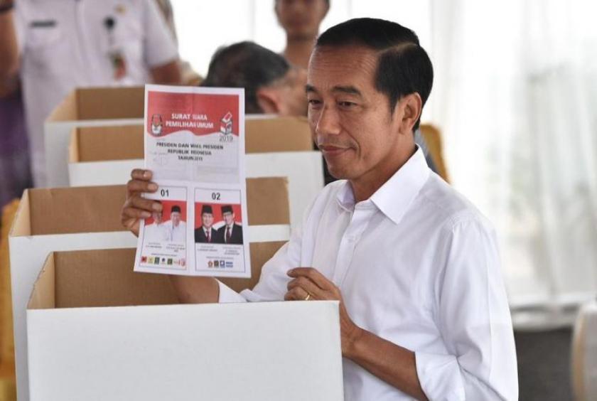 Indonesian president Joko Widodo casting his vote at a polling station in Jakarta, on April 17, 2019. ST PHOTO: ARFFIN JAMAR