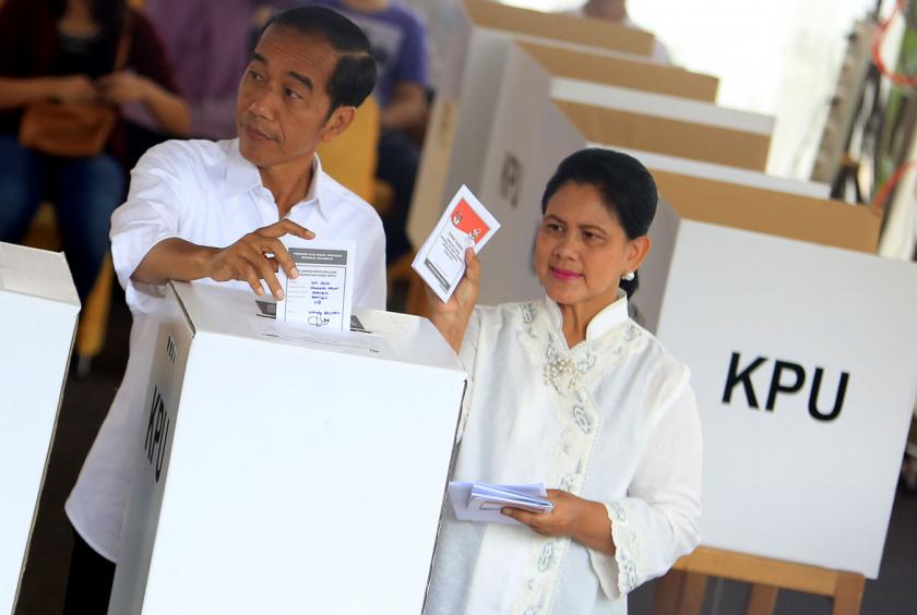 Incumbent President Joko "Jokowi" Widodo and First Lady Iriana cast their ballots at a polling station during the presidential and legislative elections in Jakarta on April 17. Indonesia's heavy metal-loving leader Jokowi faces off against ex-military general Prabowo Subianto in the race to lead the world's third-biggest democracy, a re-run of the 2014 election contest narrowly won by Widodo. (JP/Seto Wardhana)