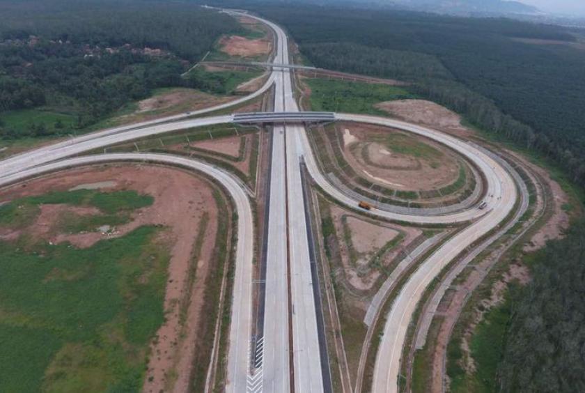 A section of the trans-Sumatra toll road. (Courtesy of Hutama Karya/-)